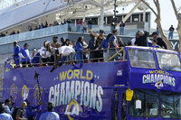 Los Angeles (United States), 16/02/2022.- Workers secure a banner before the start of the NFL Super Bowl Champion parade in Los Angeles, California, USA, 16 February 2022. The Los Angeles Rams defeated the Cincinnati Bengals to win Super Bowl LVI. (Estados Unidos) EFE/EPA/CAROLINE BREHMAN