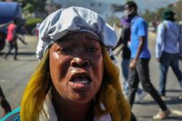 Miles de trabajadores en Haití demandan alza al salario mínimo frente a represión