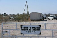 Apenas hace tres días Luisa María Alcalde Luján, Secretaria del Trabajo y Previsión Social, estuvo en este lugar, lleno de bullicio en ese momento, y anunció el arranque de los trabajos de rescate de los restos humanos de 63 mineros que quedaron atrapados en la mina el 19 de febrero de 2006… hace 16 años.