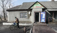 Luhansk (Ukraine), 23/02/2022.- A local man carries a bike after shopping in a small shop in the Vibrovka village not far from the pro-Russian militants controlled city of Luhansk, Ukraine, 23 February 2022. Russia on 21 February 2022 recognized the eastern Ukrainian self-proclaimed breakaway regions as independent states and ordered the deployment of peacekeeping troops to the Donbas, triggering an expected series of economic sanctions announcements by Western countries. (Rusia, Ucrania) EFE/EPA/ZURAB KURTSIKIDZE