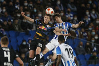 SAN SEBASTIÁN, 24/02/2022.- El defensa francés del Leipzig, Mohamed Simakan (i), disputa un balón con Mikel Oyarzabal (d), delantero de la Real Sociedad, durante el partido de dieciseisavos de Liga Europa que disputan Real Sociedad y RB Leipzig, este jueves en el estadio Reale Arena de San Sebastián. EFE/ Javier Etxezarreta