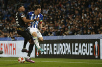 SAN SEBASTIÁN, 24/02/2022.- El defensa húngaro-alemán del Leipzig, Willi Orban (i), disputa un balón con Alexander Isak (d), delantero sueco de la Real Sociedad, durante el partido de dieciseisavos de Liga Europa que disputan Real Sociedad y RB Leipzig, este jueves en el estadio Reale Arena de San Sebastián. EFE/ Javier Etxezarreta