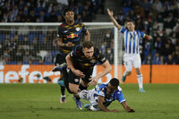 SAN SEBASTIÁN, 24/02/2022.- El defensa francés del Leipzig, Mohamed Simakan (i), disputa un balón con Mikel Oyarzabal (d), delantero de la Real Sociedad, durante el partido de dieciseisavos de Liga Europa que disputan Real Sociedad y RB Leipzig, este jueves en el estadio Reale Arena de San Sebastián. EFE/ Javier Etxezarreta