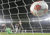SAN SEBASTIÁN, 24/02/2022.- El centrocampista del Leipzig, Dani Olmo (i), disputa un balón con Aritz Elustondo (d), defensa de la Real Sociedad, durante el partido de dieciseisavos de Liga Europa que disputan Real Sociedad y RB Leipzig, este jueves en el estadio Reale Arena de San Sebastián. EFE/ Javier Etxezarreta