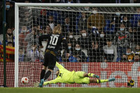 SAN SEBASTIÁN, 24/02/2022.- Los jugadores de la Real Sociedad lamentan la derrota tras el partido de dieciseisavos de Liga Europa que disputan Real Sociedad y RB Leipzig, este jueves en el estadio Reale Arena de San Sebastián. EFE/ Javier Etxezarreta