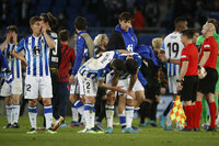 SAN SEBASTIÁN, 24/02/2022.- El centrocampista de la Real Sociedad Martín Zubimendi marca el 1-2 durante el partido de dieciseisavos de Liga Europa que disputan Real Sociedad y RB Leipzig, este jueves en el estadio Reale Arena de San Sebastián. EFE/ Javier Etxezarreta