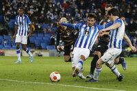 SAN SEBASTIÁN, 24/02/2022.- Los jugadores de la Real Sociedad lamentan la derrota tras el partido de dieciseisavos de Liga Europa que disputan Real Sociedad y RB Leipzig, este jueves en el estadio Reale Arena de San Sebastián. EFE/ Javier Etxezarreta