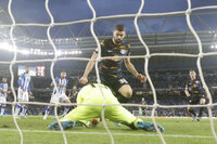 SAN SEBASTIÁN, 24/02/2022.- El centrocampista de la Real Sociedad Martín Zubimendi marca el 1-2 durante el partido de dieciseisavos de Liga Europa que disputan Real Sociedad y RB Leipzig, este jueves en el estadio Reale Arena de San Sebastián. EFE/ Javier Etxezarreta