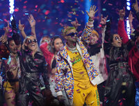 Ovi canta al final de la ceremonia del Premio Lo Nuestro, en la FTX Arena en Miami, el martes 24 de febrero de 2022.