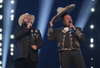 El Fantasma, a la izquierda, y Pepe Aguilar cantan en la ceremonia del Premio Lo Nuestro, en la FTX Arena en Miami, el martes 24 de febrero de 2022.