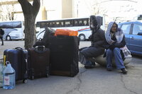 Cientos de estudiantes extranjeros salen de Ucrania por invasión rusa