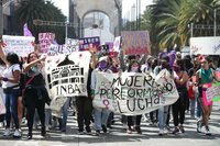 EUM20220307NAC15.JPG 
CIUDAD DE MÉXICO, International Women's Day/Día Internacional de la Mujer-Protesta.- Contingentes de mujeres encapuchadas y de policías de la Ciudad de México chocaron en las inmediaciones de El Caballito, durante de la marcha que tuvo lugar hacia el Zócalo con motivo del Día Internacional de la Mujer este 8 de marzo de 2022. Foto: Agencia EL UNIVERSAL/Fernanda Rojas/AFBV