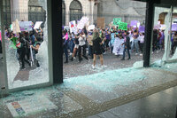 MEX7689. OAXACA (MÉXICO), 08/03/2022.- Fotografía que muestra los actos vandálicos producidos durante las manifestaciones por el Día Internacional de la Mujer, hoy, en Oaxaca (México). Decenas de miles de mujeres marcharon este martes por las principales ciudades de México para conmemorar el Día Internacional de la Mujer y exigir seguridad en un país en el que asesinan a más de 10 mujeres al día en medio de una radicalización del movimiento feminista y numerosas críticas hacia las autoridades. EFE/Daniel Ricardez