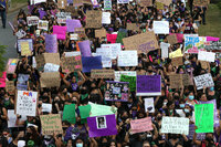 MEX7689. OAXACA (MÉXICO), 08/03/2022.- Fotografía que muestra los actos vandálicos producidos durante las manifestaciones por el Día Internacional de la Mujer, hoy, en Oaxaca (México). Decenas de miles de mujeres marcharon este martes por las principales ciudades de México para conmemorar el Día Internacional de la Mujer y exigir seguridad en un país en el que asesinan a más de 10 mujeres al día en medio de una radicalización del movimiento feminista y numerosas críticas hacia las autoridades. EFE/Daniel Ricardez