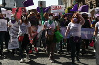 MEX7633. CIUDAD DE MÉXICO (MÉXICO), 08/03/2022.- Mujeres y activistas protestan hoy durante el Día Internacional de la Mujer, en el Zócalo de la Ciudad de México (México). Decenas de miles de mujeres marcharon este martes por las principales ciudades de México para conmemorar el Día Internacional de la Mujer y exigir seguridad en un país en el que asesinan a más de 10 mujeres al día en medio de una radicalización del movimiento feminista y numerosas críticas hacia las autoridades. EFE/Sáshenka Gutiérrez