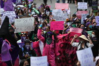 MEX7683. CIUDAD DE MÉXICO (MÉXICO), 08/03/2022.-Una activista protesta durante las manifestaciones por el Día Internacional de la Mujer en el Zócalo de la Ciudad de México. Miles de mujeres marcharon este martes por las principales ciudades de México para conmemorar el Día Internacional de la Mujer y exigir seguridad en un país en el que asesinan a más de 10 mujeres al día en medio de una radicalización del movimiento feminista y numerosas críticas hacia las autoridades. EFE/Sáshenka Gutiérrez