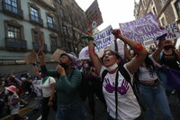 MEX7683. CIUDAD DE MÉXICO (MÉXICO), 08/03/2022.- Activistas protestan durante las manifestaciones por el Día Internacional de la Mujer en el Zócalo de la Ciudad de México. Miles de mujeres marcharon este martes por las principales ciudades de México para conmemorar el Día Internacional de la Mujer y exigir seguridad en un país en el que asesinan a más de 10 mujeres al día en medio de una radicalización del movimiento feminista y numerosas críticas hacia las autoridades. EFE/Sáshenka Gutiérrez
