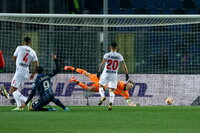 Bergamo (Italy), 10/03/2022.- Atalanta's Luis Muriel scores the goal 2-1 during UEFA Europa League round of 16 first leg soccer match Atalanta BC vs Bayer 04 Leverkusen at the Gewiss Stadium in Bergamo, Italy, 10 March 2022. (Italia) EFE/EPA/PAOLO MAGNI