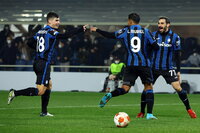 Bergamo (Italy), 10/03/2022.- Atalanta's Luis Muriel celebrates after the goal 2-1 with his teammate during the UEFA Europa League round of 16 first leg soccer match Atalanta BC vs Bayer 04 Leverkusen at the Gewiss Stadium in Bergamo, Italy, 10 March 2022. (Italia) EFE/EPA/PAOLO MAGNI