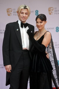 London (United Kingdom), 13/03/2022.- Jake Bongiovi (L) and Millie Bobby Brown (R) attend the 2022 EE BAFTA Film Awards at the Royal Albert Hall in London, Britain, 13 February 2022. The ceremony is hosted by the British Academy of Film and Television Arts (BAFTA) and is the first in-person event since the start of the pandemic. (Cine, Reino Unido, Londres) EFE/EPA/NEIL HALL *** Local Caption *** 54975994