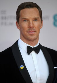 London (United Kingdom), 13/03/2022.- Benedict Cumberbatch wears a button in the Ukrainian national colors as he attends the 2022 EE BAFTA Film Awards at the Royal Albert Hall in London, Britain, 13 February 2022. The ceremony is hosted by the British Academy of Film and Television Arts (BAFTA) and is the first in-person event since the start of the pandemic. (Cine, Reino Unido, Londres) EFE/EPA/NEIL HALL *** Local Caption *** 54975994