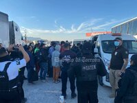 Castaños, Coahuila, 13 de marzo de 2022.- Un total de 82 migrantes fueron rescatados este domingo de una caja de un tráiler abandonada en la carretera federal 57 en el tramo Monclova-Saltillo. 

Esta es la segunda caja seca abandonada con extranjeros en su interior en los últimos 10 días.