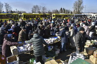 Kyiv (Ukraine), 14/03/2022.- People receive food after they were evacuated from a village nearby Kyiv occupied by the Russian army, to state-controlled territory in Bilihorodka village not far from Kyiv (Kiev), Ukraine, 14 March 2022. Russian troops entered Ukraine on 24 February prompting the country's president to declare martial law and triggering a series of announcements by Western countries to impose severe economic sanctions on Russia. (Atentado, Rusia, Ucrania) EFE/EPA/OLEG PETRASYUK