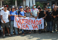MEX8430. TAPACHULA (MÉXICO), 18/03/2022.- Migrantes protestan en las principales avenidas hoy en la ciudad de Tapachula en el estado de Chiapas (México). Unos 500 migrantes realizaron este viernes bloqueos, marchas y manifestaciones en las calles de Tapachula, en el suroriental estado mexicano de Chiapas, para exigir al Instituto Nacional de Migración (INM) que les otorgue las visas humanitarias para poder salir de la entidad. EFE/Juan Manuel Blanco