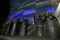 MEX8497.PUEBLA (MÉXICO), 18/03/2022.- Policías vigilan hoy las tribunas del Estadio Cuauhtémoc previo al partido entre Puebla y Santos correspondiente a la jornada 11 del torneo Clausura 2022 de la Liga MX, en Puebla (México). EFE/Hilda Ríos