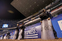 MEX8497.PUEBLA (MÉXICO), 18/03/2022.- Policías vigilan hoy los accesos al Estadio Cuauhtémoc previo al partido entre Puebla y Santos correspondiente a la jornada 11 del torneo Clausura 2022 de la Liga MX, en Puebla (México). EFE/Hilda Ríos