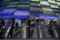 MEX8497.PUEBLA (MÉXICO), 18/03/2022.- Personal de seguridad requisa hoy a los aficionados que acceden al Estadio Cuauhtémoc, previo al partido entre Puebla y Santos correspondiente a la jornada 11 del torneo Clausura 2022 de la Liga MX, en Puebla (México). EFE/Hilda Ríos