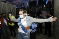 MEX8497.PUEBLA (MÉXICO), 18/03/2022.- Policías vigilan hoy los accesos al Estadio Cuauhtémoc previo al partido entre Puebla y Santos correspondiente a la jornada 11 del torneo Clausura 2022 de la Liga MX, en Puebla (México). EFE/Hilda Ríos