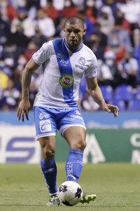 MEX8515. PUEBLA (MÉXICO), 18/03/2022.- Fernando Aristeguieta (d) de Puebla disputa el balón con Ulises Rivas de Santos, durante un partido correspondiente a la jornada 11 del torneo Clausura 2022 del fútbol profesional mexicano, disputado en el Estadio Cuauhtémoc, en Puebla (México). EFE/ Hilda Ríos
