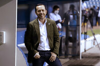 MEX8515. PUEBLA (MÉXICO), 18/03/2022.- Juan Segovia de Puebla en acción ante Santos, durante un partido correspondiente a la jornada 11 del torneo Clausura 2022 del fútbol profesional mexicano, disputado en el Estadio Cuauhtémoc, en Puebla (México). EFE/ Hilda Ríos