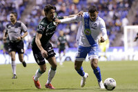 MEX8515. PUEBLA (MÉXICO), 18/03/2022.- Pablo Parra (d) de Puebla disputa el balón con Leonardo Suárez de Santos, durante un partido correspondiente a la jornada 11 del torneo Clausura 2022 del fútbol profesional mexicano, disputado en el Estadio Cuauhtémoc, en Puebla (México). EFE/ Hilda Ríos