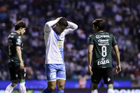 MEX8515. PUEBLA (MÉXICO), 18/03/2022.- Carlos Acevedo de Santos en acción ante Puebla, durante un partido correspondiente a la jornada 11 del torneo Clausura 2022 del fútbol profesional mexicano, disputado en el Estadio Cuauhtémoc, en Puebla (México). EFE/ Hilda Ríos