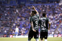 MEX8515. PUEBLA (MÉXICO), 18/03/2022.- Anthony Silva (i) de Puebla disputa el balón con Facundo Gorriarán de Santos, durante un partido correspondiente a la jornada 11 del torneo Clausura 2022 del fútbol profesional mexicano, disputado en el Estadio Cuauhtémoc, en Puebla (México). EFE/ Hilda Ríos