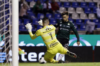 MEX8515. PUEBLA (MÉXICO), 18/03/2022.- Leonardo Suárez de Santos celebra un gol ante Puebla, durante un partido correspondiente a la jornada 11 del torneo Clausura 2022 del fútbol profesional mexicano, disputado en el Estadio Cuauhtémoc, en Puebla (México). EFE/ Hilda Ríos
