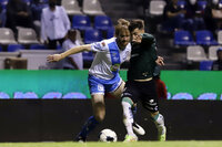 MEX8515. PUEBLA (MÉXICO), 18/03/2022.- Anthony Silva (i) de Puebla disputa el balón con Facundo Gorriarán de Santos, durante un partido correspondiente a la jornada 11 del torneo Clausura 2022 del fútbol profesional mexicano, disputado en el Estadio Cuauhtémoc, en Puebla (México). EFE/ Hilda Ríos