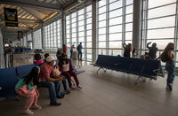 MEX87225. ZUMPANGO (MÉXICO), 21/03/2022.- Vista general de pasajeros en espera de abordar en una sala del Aeropuerto Internacional Felipe Ángeles hoy, en el municipio de Zumpango, en el Estado de México (México).Tras meses trabajando a contrarreloj con el apoyo de los militares, el presidente Andrés Manuel López Obrador inauguró este lunes el polémico Aeropuerto Internacional Felipe Ángeles (AIFA), tras la cancelación del proyecto de su antecesor Enrique Peña Nieto.  EFE/Isaac Esquivel