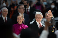 MEX8721. ZUMPANGO (MÉXICO), 21/03/2022.- El presidente de México, Andrés Manuel López Obrador, y su esposa Beatriz Gutiérrez Müller (i), saludan hoy tras su llegada a la ceremonia de inauguración del Aeropuerto Internacional Felipe Ángeles en el municipio de Zumpango, Estado de México (México). López Obrador se mostró este lunes triunfante y calificó como 'misión cumplida' la inauguración del nuevo Aeropuerto Internacional Felipe Ángeles (AIFA), uno de sus tres grandes proyectos emblemáticos. EFE/Isaac Esquivel