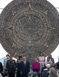 MEX8721. ZUMPANGO (MÉXICO), 21/03/2022.- El presidente de México, Andrés Manuel López Obrador, su esposa Beatriz Gutiérrez Müller (d), y el secretario de Defensa Nacional, Luis Cresencio Sandoval (i), participan hoy en la ceremonia de inauguración del Aeropuerto Internacional Felipe Ángeles en el municipio de Zumpango, Estado de México (México). López Obrador se mostró este lunes triunfante y calificó como 'misión cumplida' la inauguración del nuevo Aeropuerto Internacional Felipe Ángeles (AIFA), uno de sus tres grandes proyectos emblemáticos. EFE/Isaac Esquivel