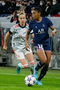 Munich (Germany), 22/03/2022.- Sakina Karchaoui (L) of Paris St Germain in action with Hanna Glas (R) of FC Bayern Munich during the Women's UEFA Champions League quarterfinal first leg match between FC Bayern Muenchen and Paris St. Germain in Munich, Germany, 22 March 2022. (Liga de Campeones, Alemania) EFE/EPA/Leonhard Simon