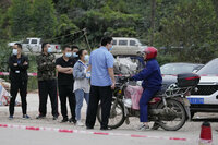 Lluvia dificulta tareas de brigadistas de accidente aéreo en China