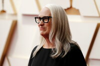Hollywood (United States), 27/03/2022.- Jane Campion arrives for the 94th annual Academy Awards ceremony at the Dolby Theatre in Hollywood, Los Angeles, California, USA, 27 March 2022. The Oscars are presented for outstanding individual or collective efforts in filmmaking in 24 categories. (Estados Unidos) EFE/EPA/DAVID SWANSON