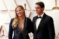Hollywood (United States), 27/03/2022.- Amy Schumer (L) and Chris Fischer (R) arrive for the 94th annual Academy Awards ceremony at the Dolby Theatre in Hollywood, Los Angeles, California, USA, 27 March 2022. The Oscars are presented for outstanding individual or collective efforts in filmmaking in 24 categories. (Estados Unidos) EFE/EPA/DAVID SWANSON
