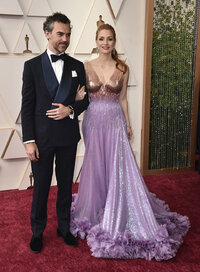 Hollywood (United States), 27/03/2022.- US actress Jessica Chastain (R) and husband, fashion publicist Gian Luca Passi de Preposulo arrive for the 94th annual Academy Awards ceremony at the Dolby Theatre in Hollywood, Los Angeles, California, USA, 27 March 2022. The Oscars are presented for outstanding individual or collective efforts in filmmaking in 24 categories. (Moda, Estados Unidos) EFE/EPA/DAVID SWANSON