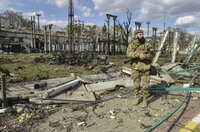 Kyiv (Ukraine), 04/04/2022.- Ukrainian serviceman stands in Bucha city, which was the recaptured by the Ukrainian army, Kyiv (Kiev) area, Ukraine, 04 April 2022. More than 410 bodies of killed civilians were carried from the recaptured territory in Kyiv's area for exgumation and expert examination. The UN Human Rights Council has decided to launch an investigation into the violations committed after Russia's full-scale invasion of Ukraine as Ukrainian Parliament reported. On 24 February, Russian troops had entered Ukrainian territory in what the Russian president declared a 'special military operation', resulting in fighting and destruction in the country, a huge flow of refugees, and multiple sanctions against Russia. (Rusia, Ucrania) EFE/EPA/OLEG PETRASYUK ATTENTION: GRAPHIC CONTENT