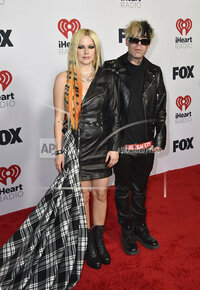 Las Vegas (United States), 03/04/2022.- (L-R) Mod Sun and Avril Lavigne arrive for the 64th annual Grammy Awards at the MGM Grand Garden Arena in Las Vegas, Nevada, USA, 03 April 2022. (Estados Unidos) EFE/EPA/DAVID SWANSON