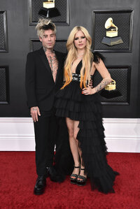 Las Vegas (United States), 03/04/2022.- (L-R) Mod Sun and Avril Lavigne arrive for the 64th annual Grammy Awards at the MGM Grand Garden Arena in Las Vegas, Nevada, USA, 03 April 2022. (Estados Unidos) EFE/EPA/DAVID SWANSON